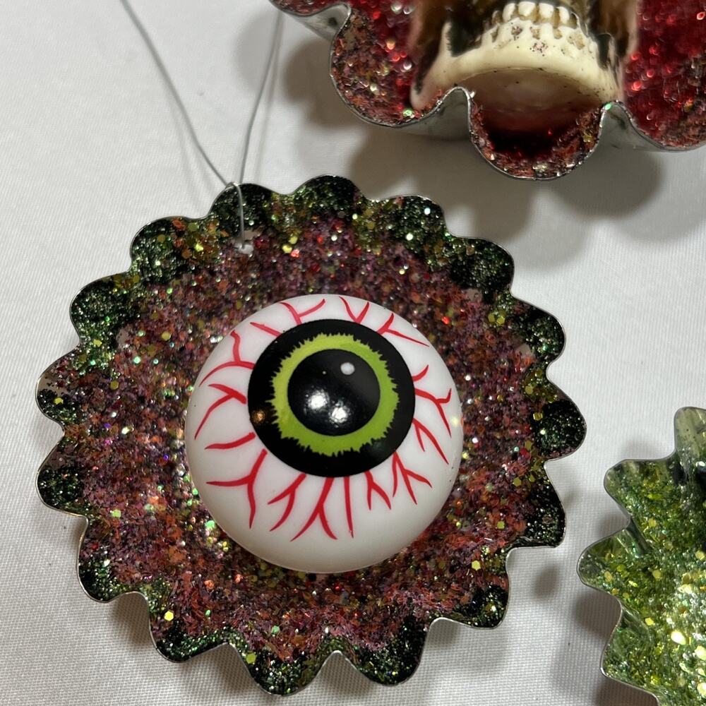 Vintage Tart Tin Dioramas Set of 4 Halloween Ornaments Eye Skull Bat Boo Hand - Picture 2 of 11